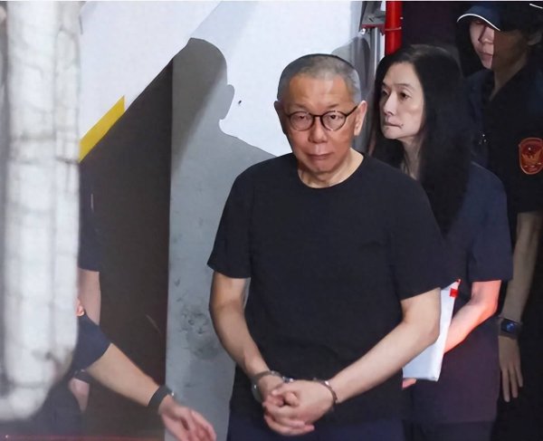 好牛配资 亲友皆遭搜查，柯文哲怒批民进党想太多，是否交保10月1日前分晓